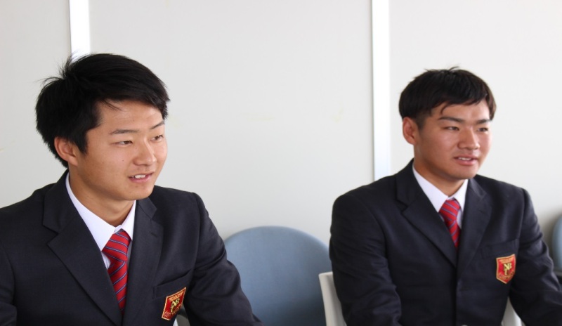 抱負を語る左から吉積亮介さん（経営経済学部2年）と栗田雄平さん（同2年）