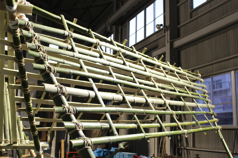 竹と竹の接合には、構造物として必要な強度を得るため最適な結束方法が採られています