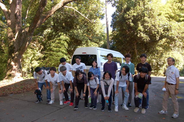 いざ、能代宇宙イベントへ：工学部航空宇宙工学科学生を中心とするNBUカンサットプロジェクトチームは秋田県能代市で開催される大会に出発しました（8/8※撮影用に一時マスクを外しています。）