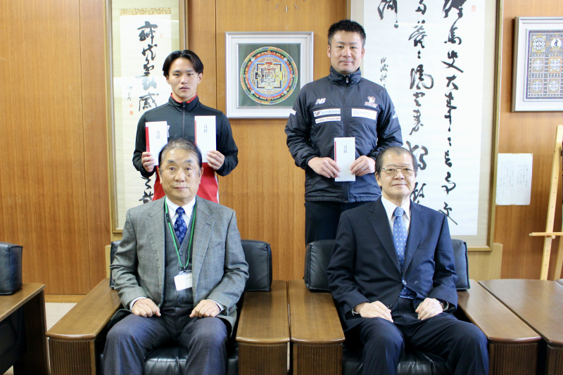 右より菅後援会副会長、安田日本文理大学校友会会長、2列目右よりサッカー部西野監督、小野主将