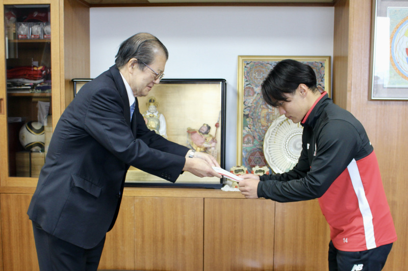 菅後援会副会長よりサッカー部小野主将へ目録贈呈